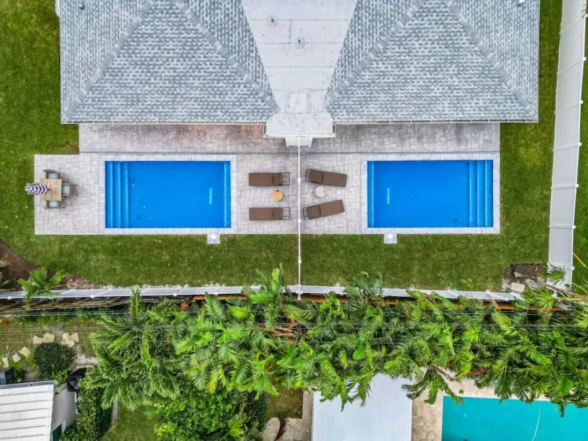 Luxe 6 Bed Heated Pool Villa I 5 min to Beach I BBQ - Image 1