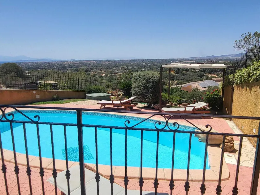 villa panoramique avec piscine privée et bain à remous, pelouse verte -wifi - Image 1