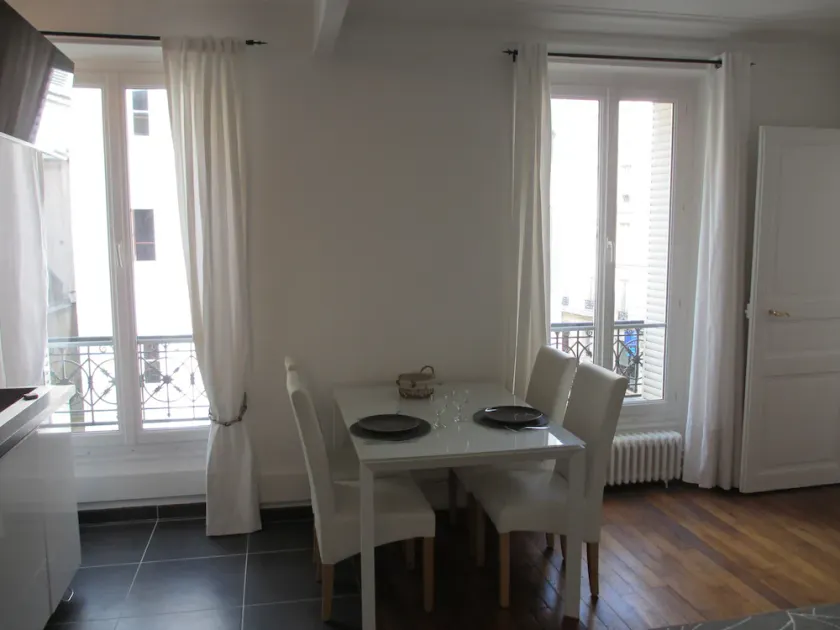 Charming Flat Centrally Located, Recently Refurbished & Well-equipped - Image 1