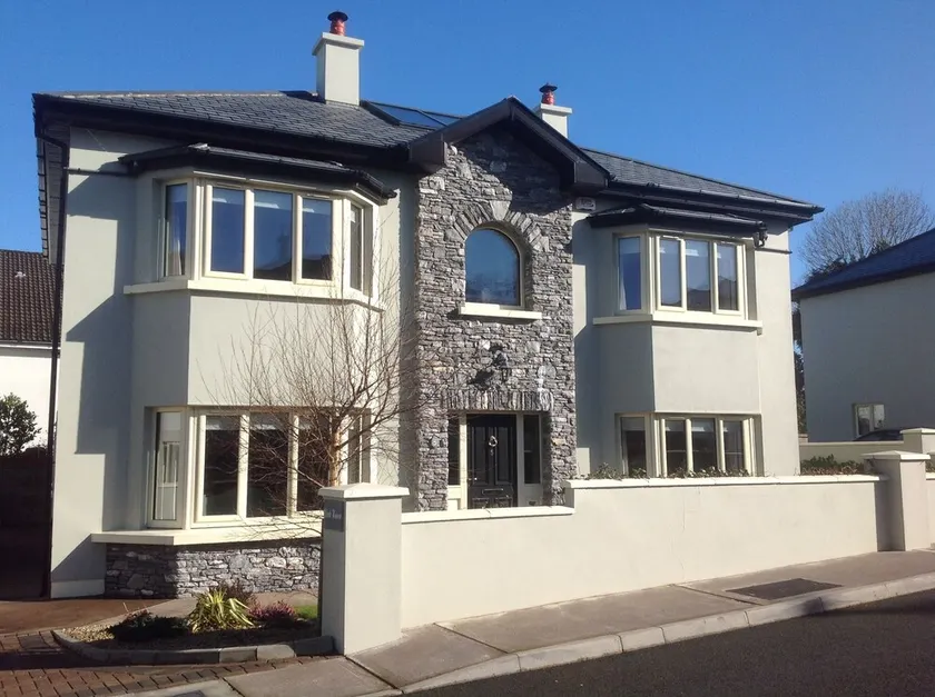 Luxury Home 3 mins to  Nat Park, priv parking 4 cars, Secure Gates for families - Image 1