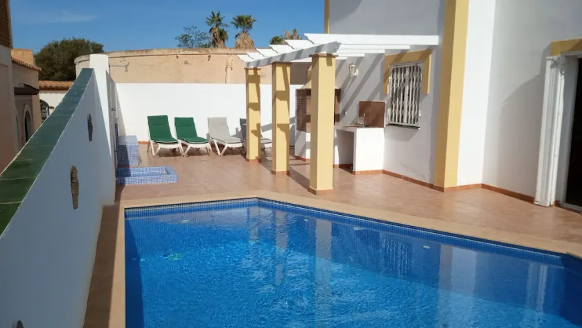 Villa individuelle avec air conditionné, wi-fi, TV, piscine privée et des vues spectaculaires - Image 1