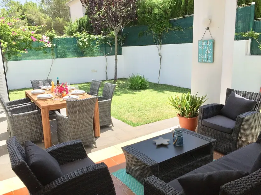 Beautiful villa for 6 people by the sea with a great pool - Image 1