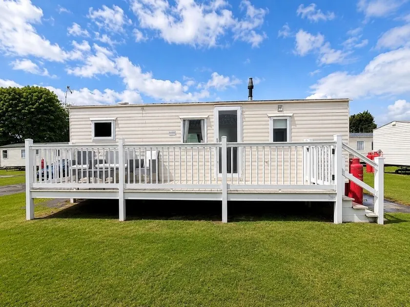Gorgeous Caravan With Decking In Breydon Water Holiday Park, Ref 10081B - Image 1