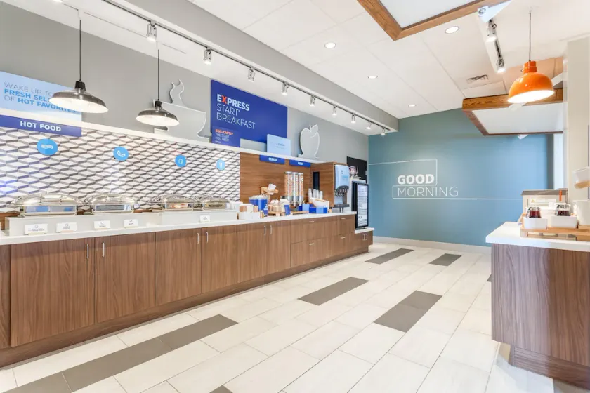 Holiday Inn Express and Suites Ottawa - Image 1