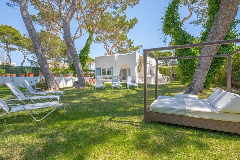 Holiday Home close to the Sea with Garden & Wi-Fi - Image 1