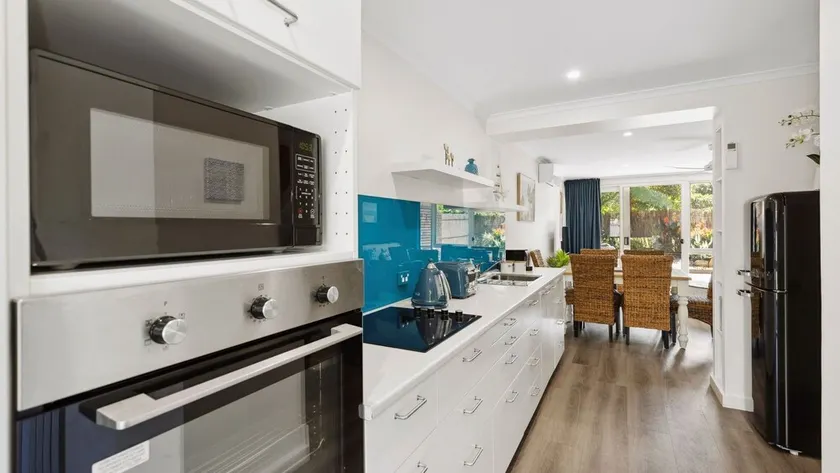 Lovely renovated townhouse in Batehaven - Image 1