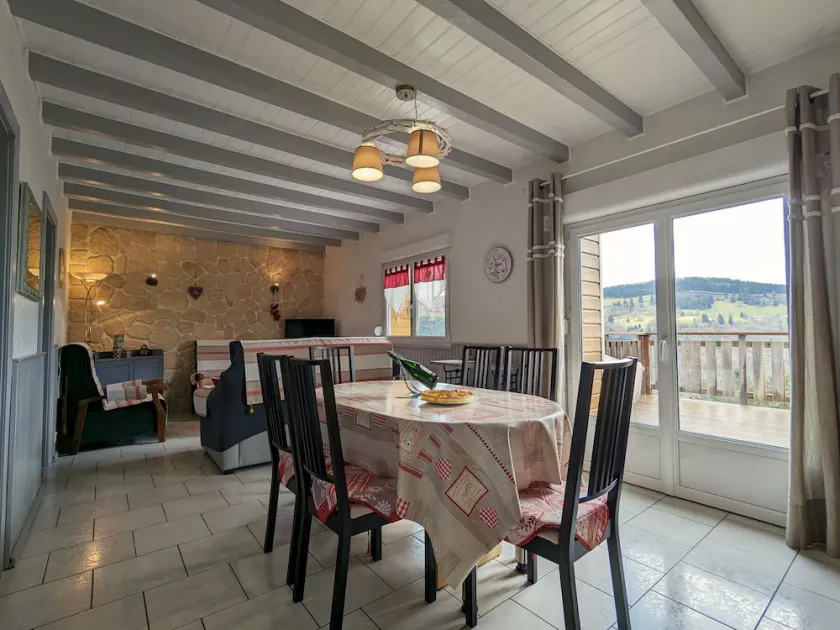 Charming mountain chalet with terrace and stunning views - Image 1