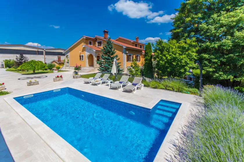 Wonderful new villa, lush fenced garden, private pool - Image 1