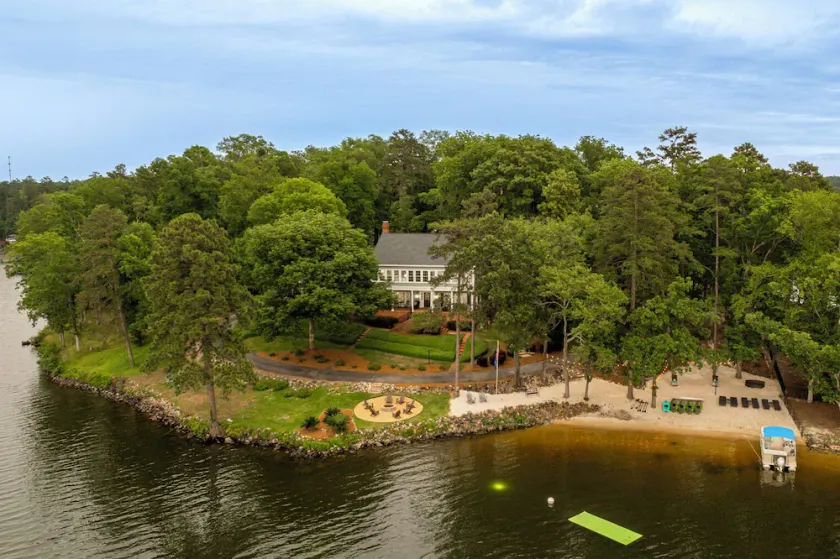 Exclusive Peninsula Retreat on Lake Murray – Beach, Fire Pit & Stunning Sunsets - Image 1