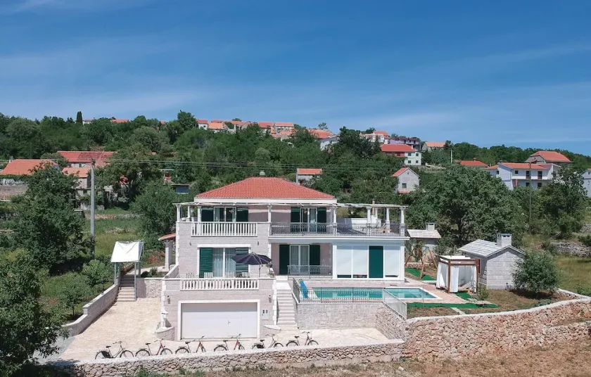 Vackert hem i Zrnovnica-Split med bastu - Image 1
