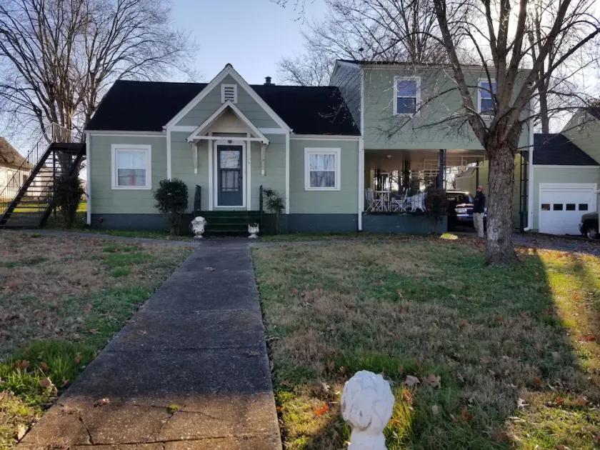 Clean and spacious house in downtown Fayetteville - Image 1