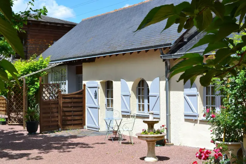 Cosy Holiday Home in Brion with Pool - Image 1