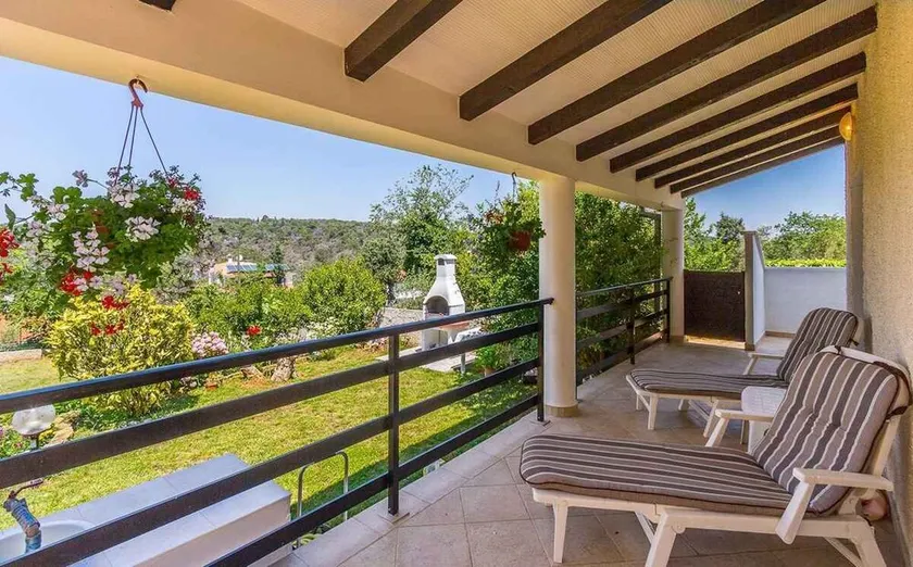 Holiday apartment with terrace and garden - Image 1