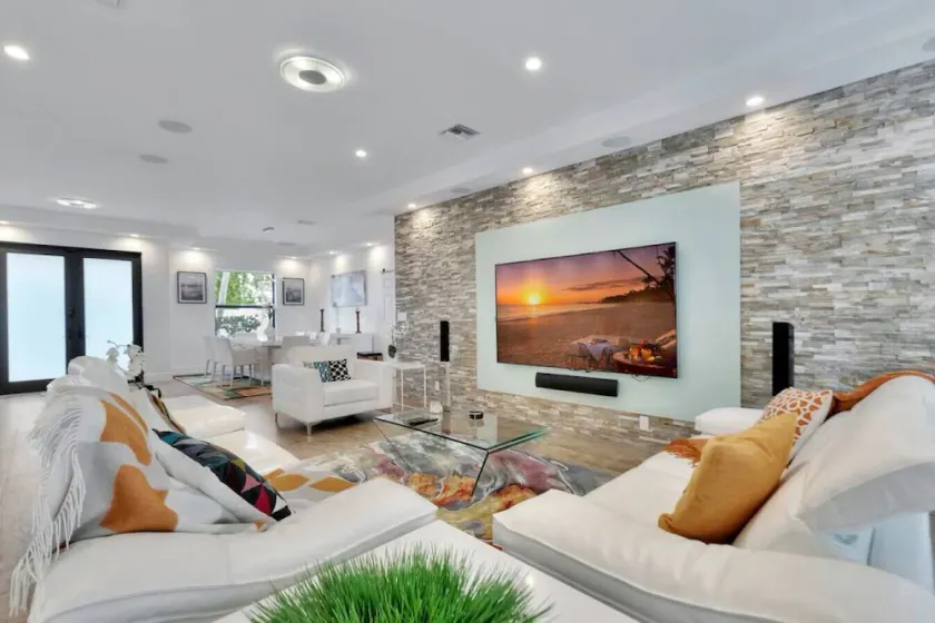 Lynoras Luxe Estate 3 bedroom 3 bath with Modern Design and Heated Pool - Image 1