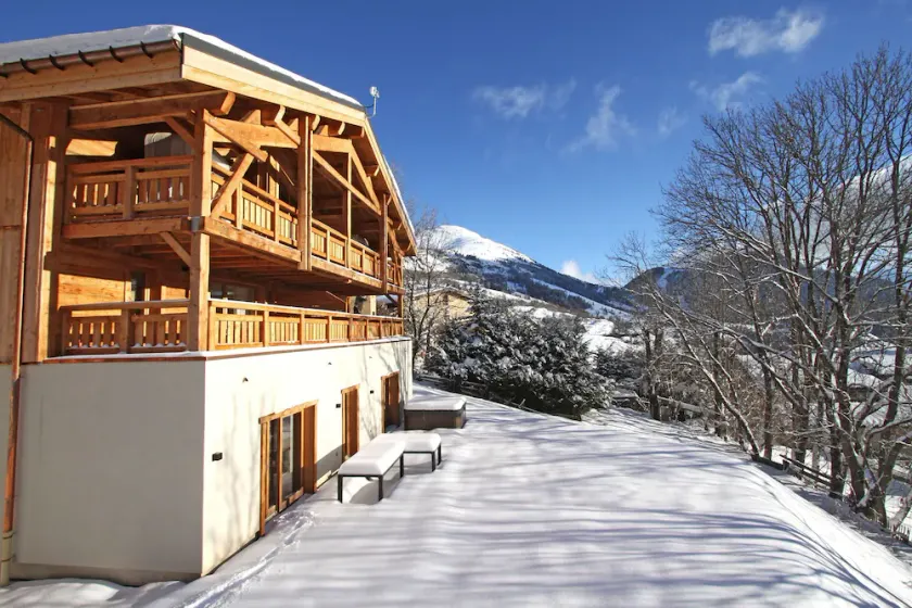 Chalet Montagnard avec bain à remous + sauna privés! Proche du télésiège - Image 1