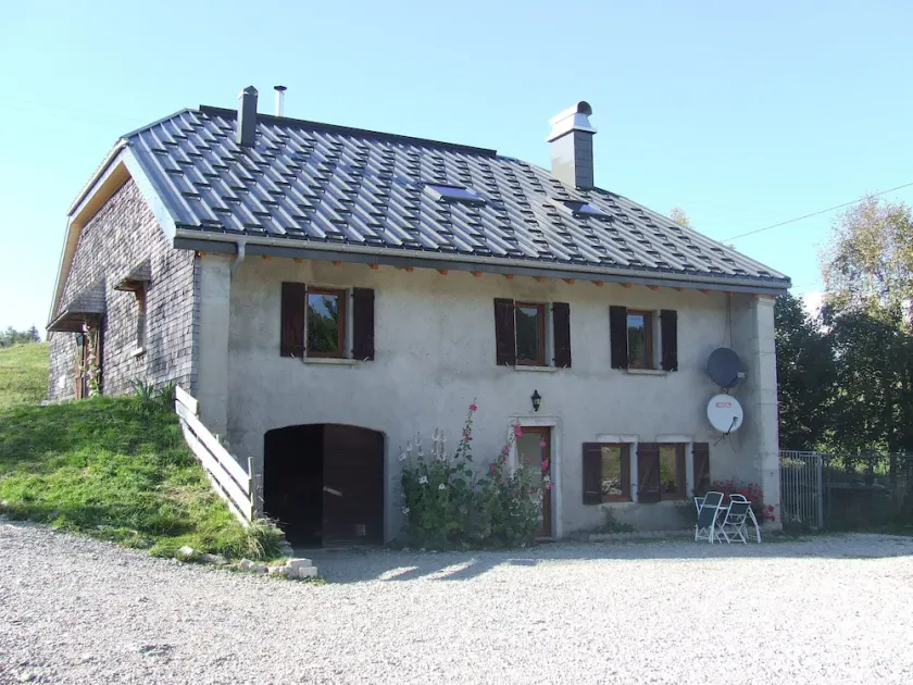 Stor renoveret familiegite, ved foden af vandrestier og stier, land - Image 1