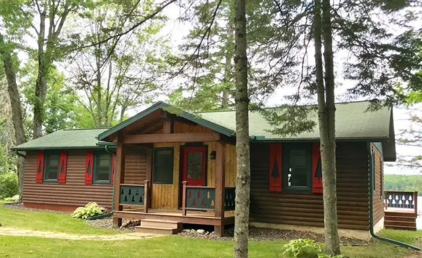 Belle retraite nichée dans Beaver Bay, Nelson Lake, Hayward, WI. - Image 1