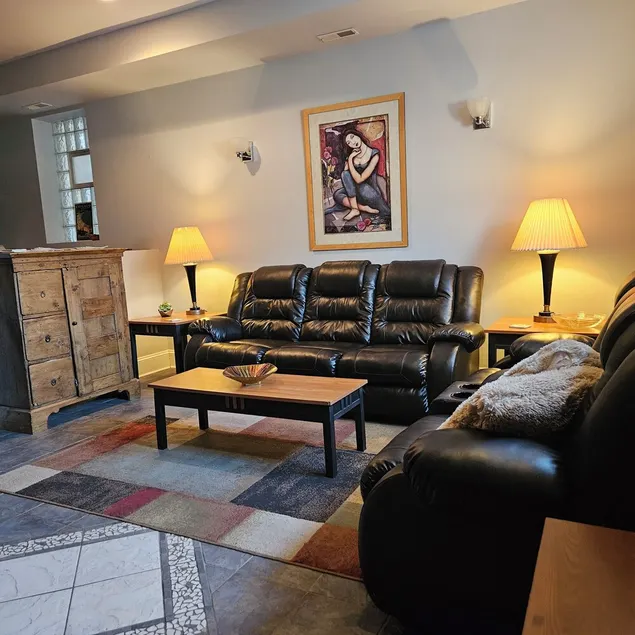 Don't miss out on this one! No cleaning fee. Near south side. - Image 1
