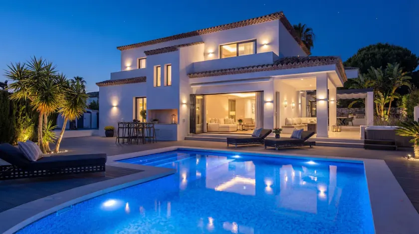 Ideal contemporary renovated villa for sophisticated travelers - Image 1