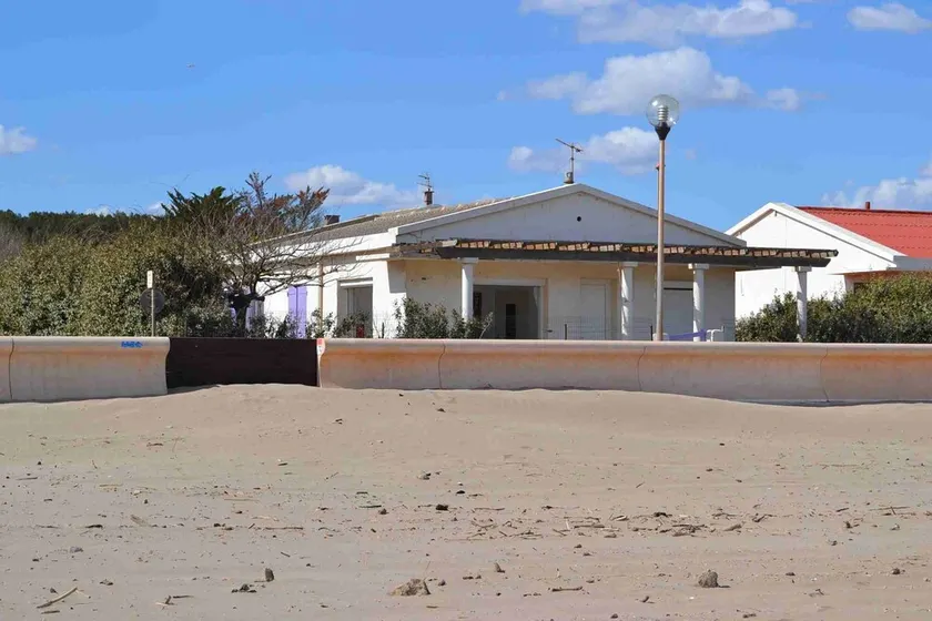 VILLA beachfront with terrace and garden - Image 1