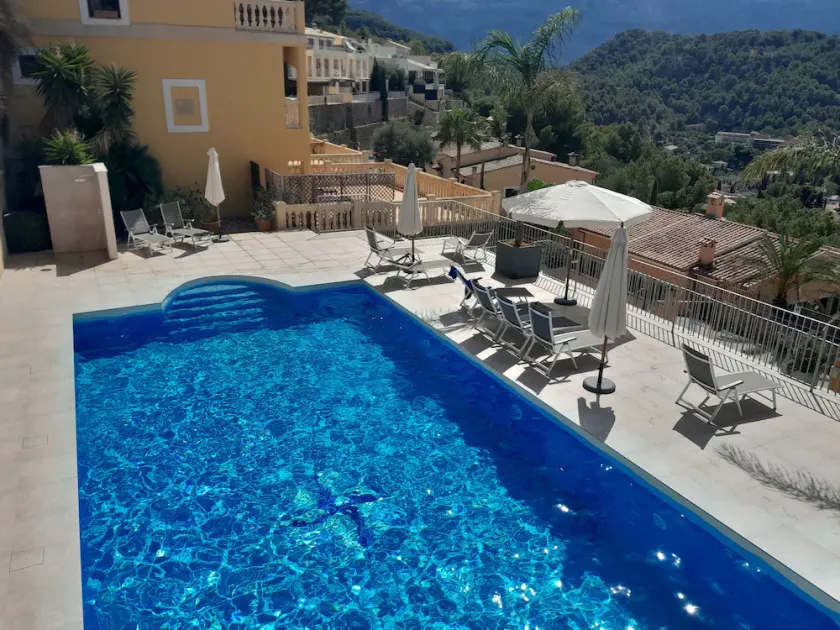 Fabulous views, beautiful apartment and garden, pool, parking, Wifi - Image 1