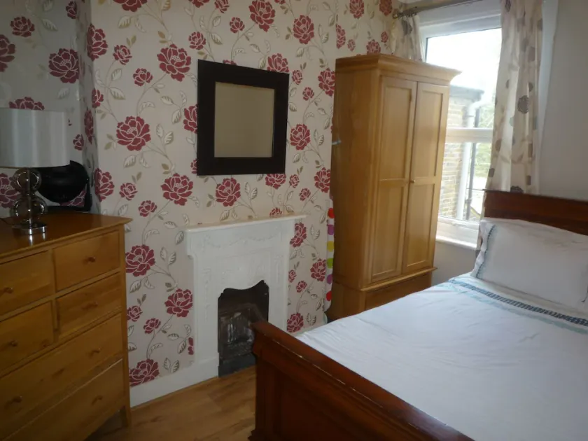 2 Bedroom\\ 2 Bathroom apartment, 8 minutes walk to tube - Image 1