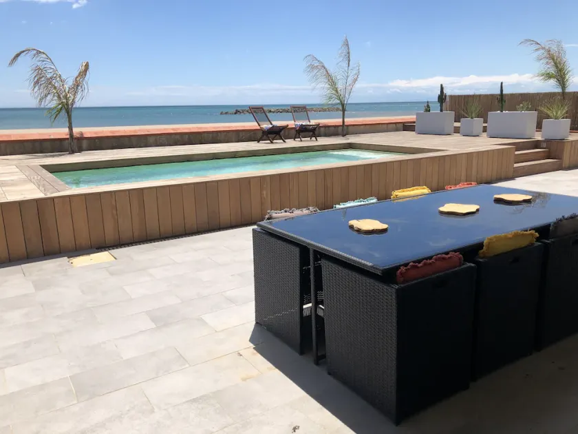 MAGNIFICENT SEA FRONT VILLA - Image 1