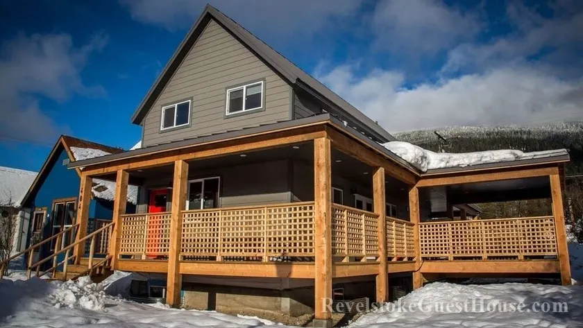 4BDRM House Downtown with Hot Tub - Image 1