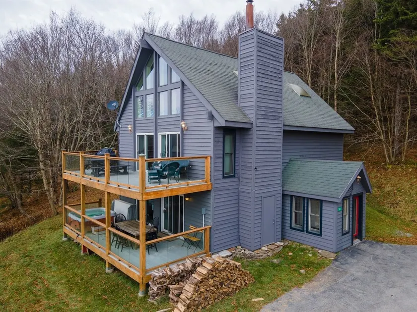 5BR Chalet Stunning Views,Hot Tub,Walk to Slopes - Image 1