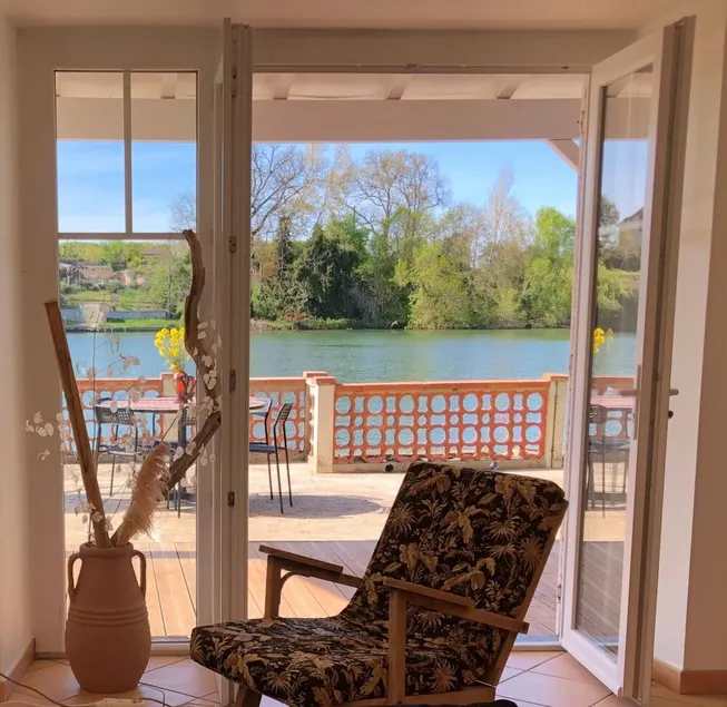 CHARMING WATERFRONT GITE WITH PRIVATE PONTOON, ROWBOAT AND CANOE - Image 1