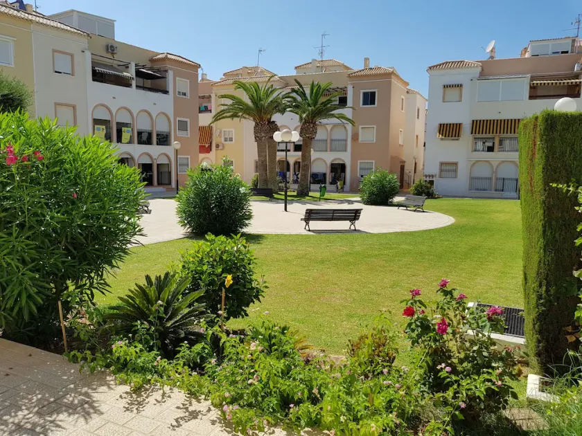 Appartement parfaitement situé et rénové dans un complexe fermé avec piscine et jardin - Image 1