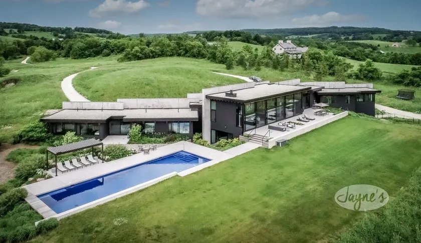 5bdrm 7bath modern oasis in Creemore! Pool! Hot Tub! Sauna! Podcast Media Rm! - Image 1