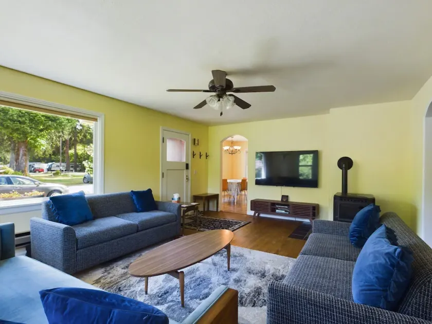 Daffodil Cottage in Downtown Packwood, WIFI, BBQ, Firepit, Smores - Image 1