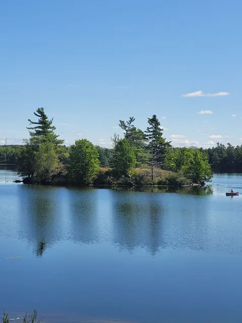 Tranquil 3-bedroom lakefront get away - Image 1