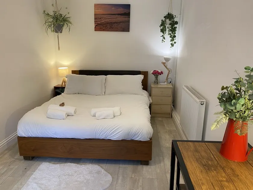 Lovely 1 bedroom, with parking & patio, 5 min walk from Lexicon  & Train Station - Image 1