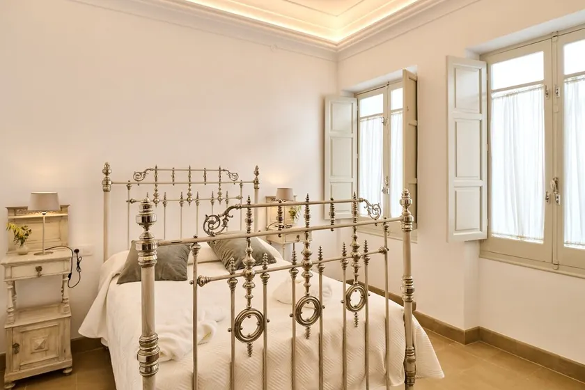 2 bedrooms and private bathroom, shared pool, Wi-Fi & air conditioning - Image 1