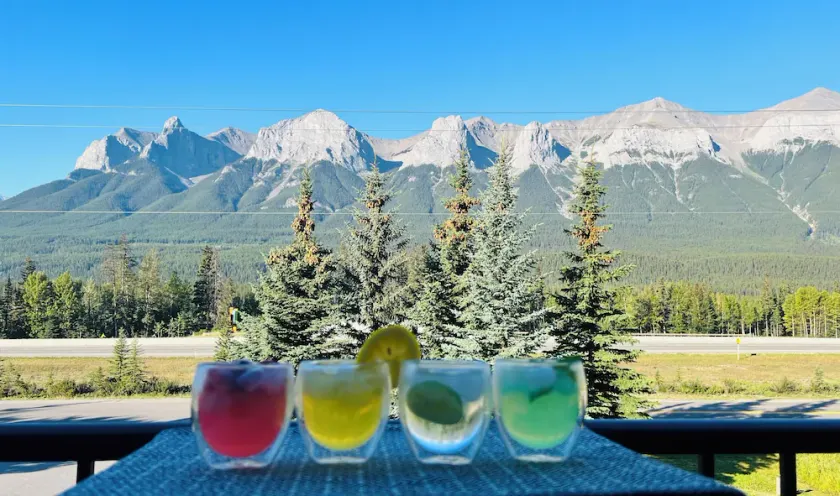 A Duo of Delightful Mountain-View Retreats! King Beds, Jacuzzis, Free Parking - Image 1