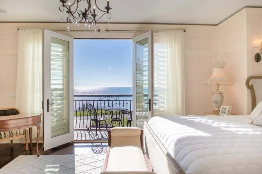 Luxurious 6 bedroom estate with lake view & beach - Image 1