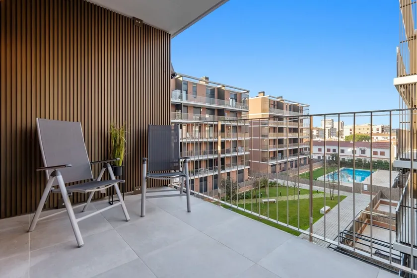 Apartamento 'Costa Dorada Perle' con vistas al mar, piscina compartida y aire acondicionado. - Image 1