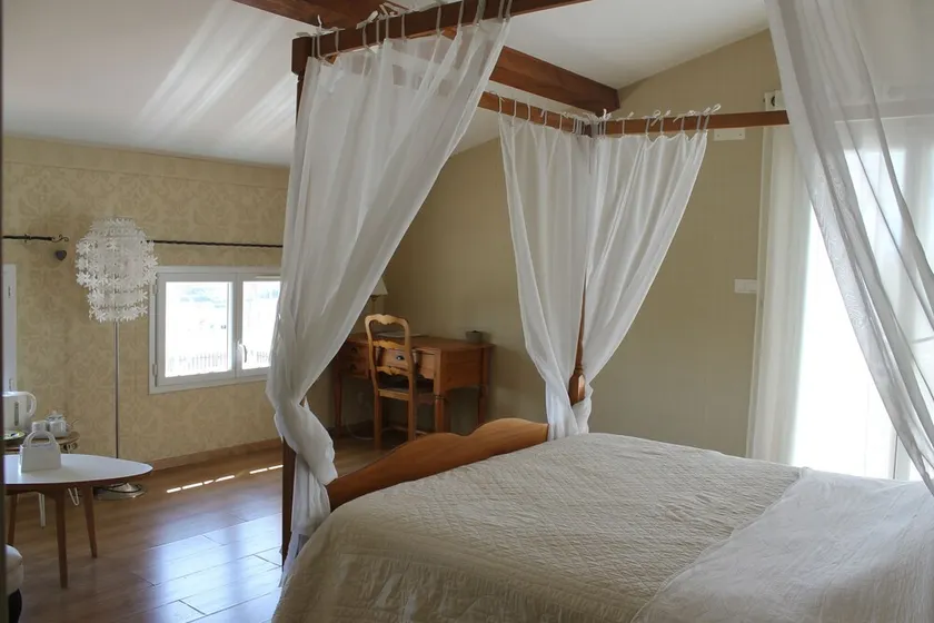 Tour D'ivoire guest room with outdoor pool and jacuzzi - Image 1