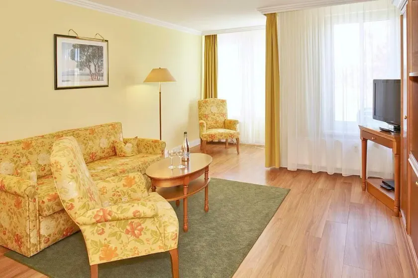 Family and dog-friendly apartment with balcony and lake view in top beach location - Image 1