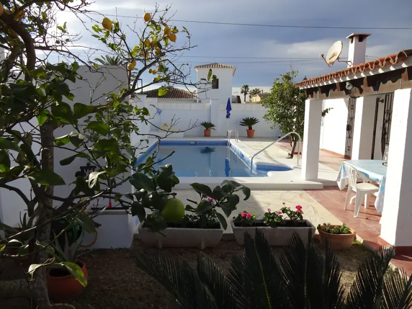 chalet confortable, aire acondicionado, una piscina de agua salada, jardín cerrado, wifi, TV vía satélite 3 dormitorios - Image 1