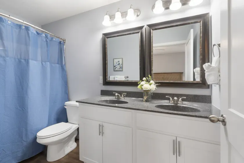 Bright Open Floorplan with Hot Tub, Private Deck, Arcade, Golf Course & High-End Decor - Image 1