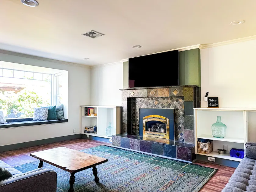 Riverwalk Retreat: Spacious, Hot tub, near Autzen - Image 1