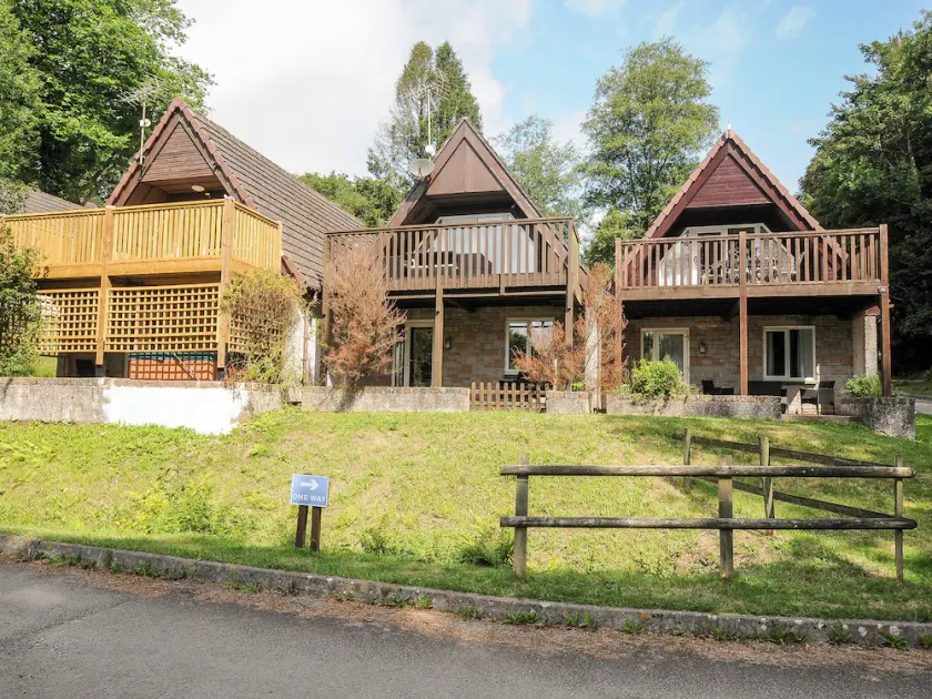 42 VALLEY LODGE, pet friendly, with pool in Callington - Image 1