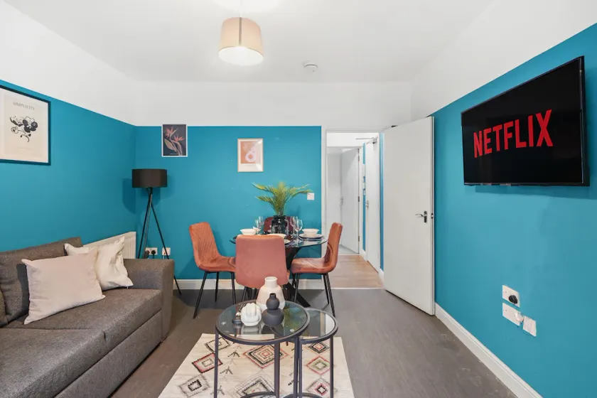 50% OFF - Stylish 2 bed sleeps 6 - Private Terrace - Image 1