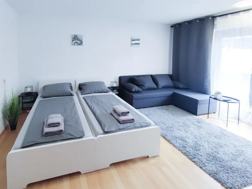 2 room apartment right in Stuttgart city 6 people - Image 1