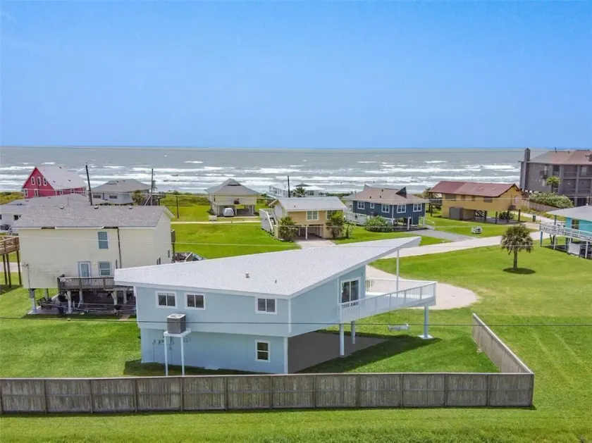 BEACH SIDE DISCOUNTS! 4bd 2.5ba Short Walk 2 Beach & Easy Access+Views! - Image 1