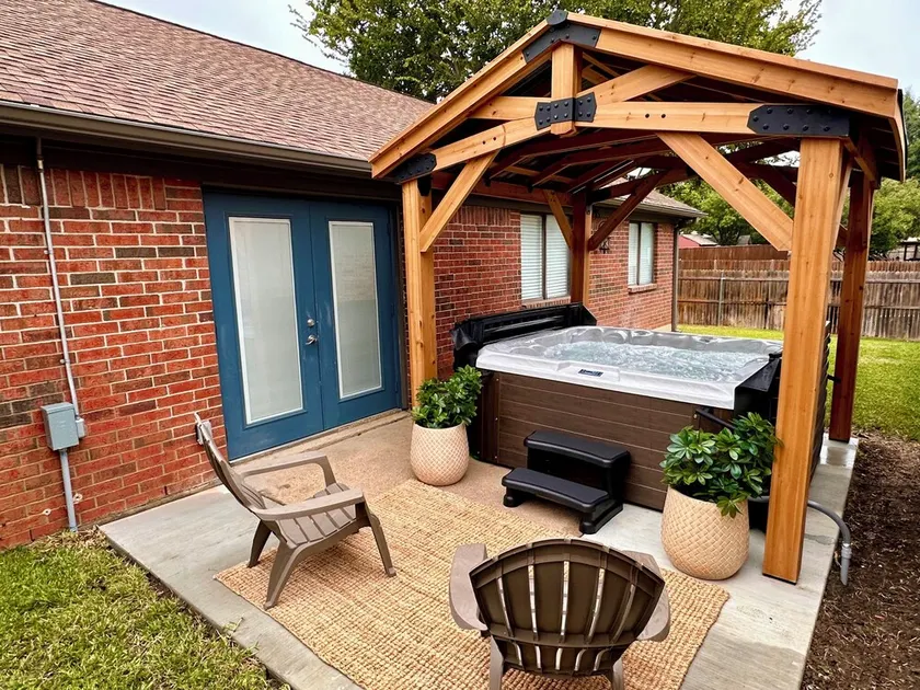 Pets OK, NEW Hot Tub, Arcade, 65” TV, 300mb+ WIFI, Long Term Stays Available - Image 1
