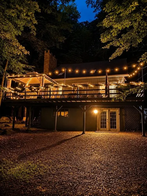 Lake Life Chalet  Huge Deck, Arcade & Fireplace - Image 1